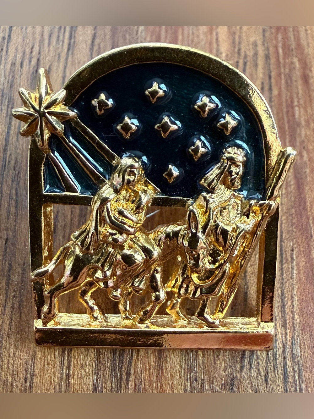 VTG Avon Gold-Tone Nativity Christmas Pin Brooch with Black Starry Back
